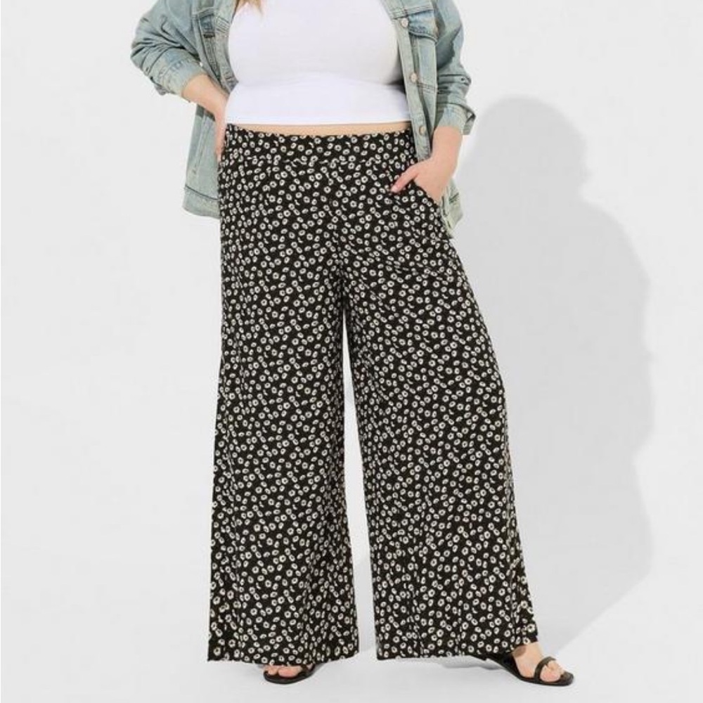 Torrid wide leg challis pull on pant black daisy print size 1